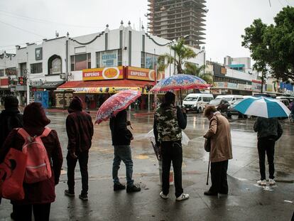 Habitantes de la ciudad de Tijuana se resguardan de la lluvia y las bajas temperaturas, el pasado 3 de enero.