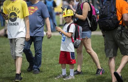 Un niño intenta conectarse en el Pokémon Go Fest de Chicago.