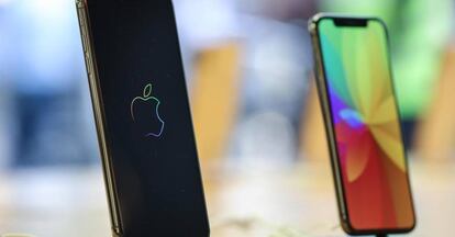 Modelos de iPhones Xs Max en una tienda de Apple.