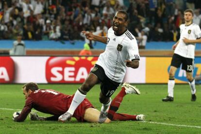 Cacau celebra el cuarto gol del partido ante el portero australiano Schwarzer.