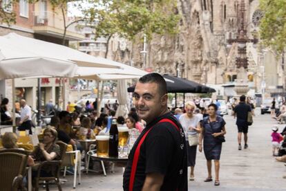 Raúl Nuñez ve d'estirp hostalera. Els seus pares, el Juan i la Gloria, i també els seus avis sempre han tingut restaurants i bars a Barcelona. "No m'agradava estudiar i després de provar altres oficis, vaig decidir que això m'agradava més". Aquest barceloní de 36 anys treballa a Intertapa, un bar de l'Eixample a l'avinguda Gaudí, amb la Sagrada Família de fons. Explica que es dóna feina per temporades, "quan hi ha feina", i que cada vegada el sector s'estanca més, és més exigent i que molta gent s'aprofita de la situació. "Acostumo a treballar per obra i servei i en alguns llocs on he estat he arribat a fer fins a 14 hores seguides". El Raúl està content amb la seva feina actual, però lamenta que "els contractes fixos en hostaleria ja han deixat d'existir". Vestit de blanc i negre, la seva mà aguanta una safata amb aigua, cervesa i refrescs però sembla que no li pesi gens, i és que l'ofici li ve de família.