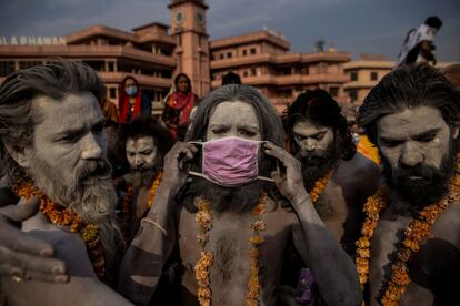 Un 'sadhu' o santón hindú se pone una mascarilla durante un multitudinario festival religioso en Haridwar (India), en abril de 2021. La fotografía fue tomada por Danish Siddiqui, que perdió la vida meses después en Afganistán, y forma parte de la cobertura gráfica de la pandemia en la India por la agencia Reuters. 