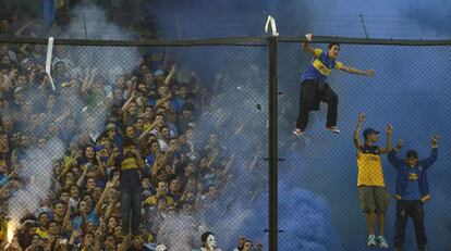 Seguidores del Boca lanzaron petardos que interrumpiero el partido.