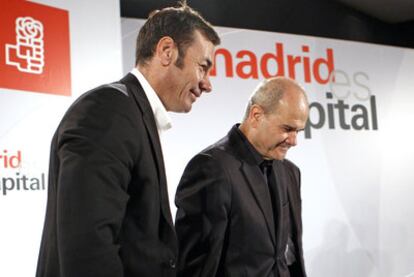 Gómez (izquierda) y Chaves, en un acto de los socialistas madrileños el año pasado.