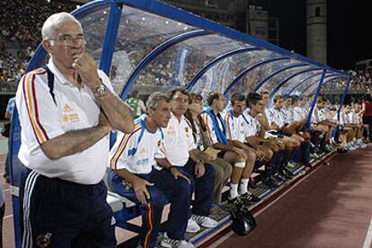 Luis Aragonés observa el juego desde el banquillo.