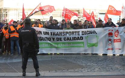 Trabajadores de Avanza Interurbanos se concentran en la Puerta del Sol de Madrid.