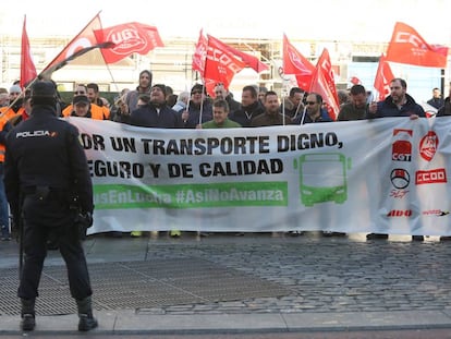 Trabajadores de Avanza Interurbanos se concentran en la Puerta del Sol de Madrid.