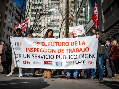 Varios trabajadores se concentran frente a la sede de la Inspección de Trabajo, este lunes en Madrid.