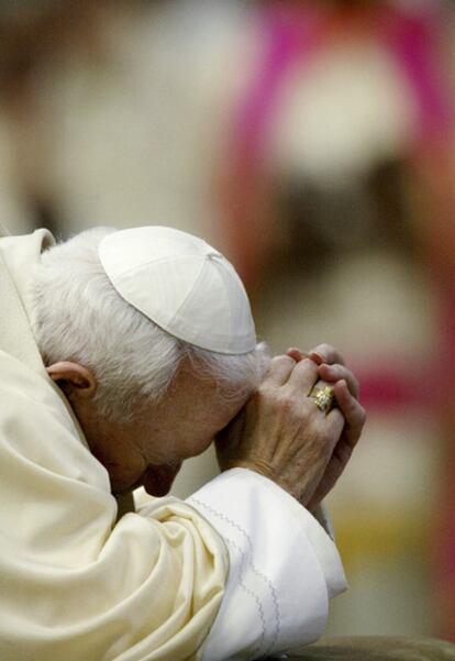 Juan Pablo II reza durante una ceremonia en la Basílica de San Pedro en abril de 2002