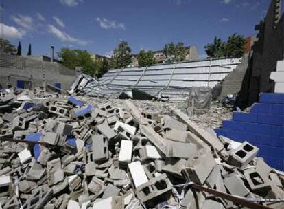 Estado en que quedó el edificio del túnel de bateo del Estadio de Beisbol de Sant Boi de Llobregat tras el vendaval.