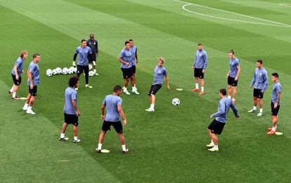 Los jugadores del Real Madrid entrenando antes del partido de Champions.