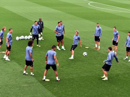 Los jugadores del Real Madrid entrenando antes del partido de Champions.