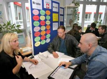 Dos jóvenes reciben información sobre puestos de trabajo en Suiza en el mostrador de una agencia de empleo privada durante el 'Día de Europa' en la oficina de empleo de Chemnitz, Alemania. EFE/Archivo