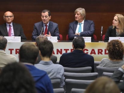 Beatriz Dom&iacute;nguez-Gil, directora de la ONT (derecha), escucha durante la jornada cient&iacute;fica por el 50 aniversario del primer trasplante card&iacute;aco.