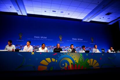 De izquierda a derecha: Fernando Hierro, Fabio Cannavaro, Caf&uacute;, Zidane, Matth&auml;us, Kempes, Geoff Hurst y Alcides Ghiggia, ayer en Salvador de Bah&iacute;a.