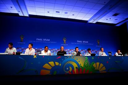 De izquierda a derecha: Fernando Hierro, Fabio Cannavaro, Cafú, Zidane, Matthäus, Kempes, Geoff Hurst y Alcides Ghiggia, ayer en Salvador de Bahía.