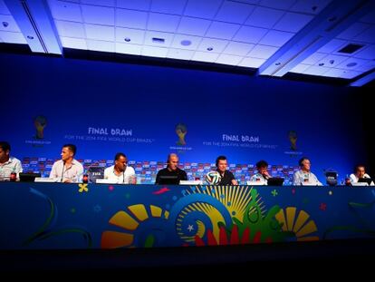 De izquierda a derecha: Fernando Hierro, Fabio Cannavaro, Caf&uacute;, Zidane, Matth&auml;us, Kempes, Geoff Hurst y Alcides Ghiggia, ayer en Salvador de Bah&iacute;a.