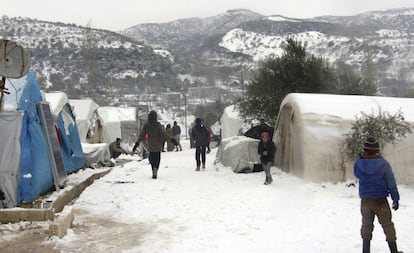 Varios sirios caminan en uno de los campos de desplazados cercanos a la frontera turca, el pasado día 13.
