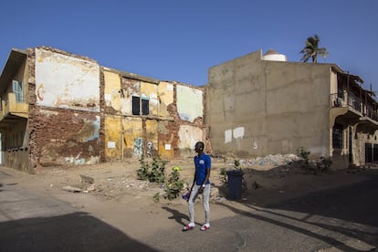 Edificaciones derribadas como esta del barrio Lodo han trufado de solares la isla en los últimos años. Además de romper la armonía del trazado urbanístico, en ellos suelen asentarse alojamientos informales que desoyen normas de higiene y salubridad de las autoridades.