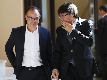 Carles Puigdemont (derecha) conversa con el conseller de Territorio, Josep Rull.