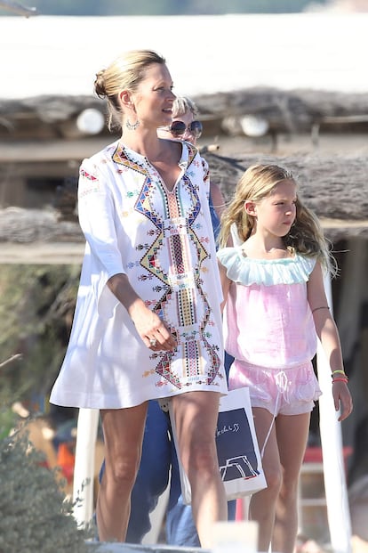 La top Kate Moss ha convertido a su hija Lila Grace en toda una it girl. Juntas se divierten tras una jornada de playa en Saint Tropez.