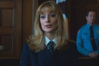 Caitlin Fitzgerald da vida a la agente infiltrada Daphne O'Connor.