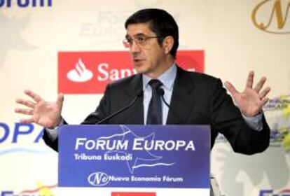 El exlehendakari y secretario general del PSE-EE, Patxi López, durante su intervención en la conferencia organizada por el foro Nueva Economía, en la que expuso su postura ante diferentes asuntos de actualidad política, entre ellos, la negociación de los presupuestos del Gobierno Vasco.