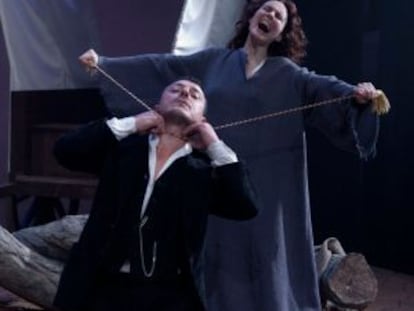 Silvia Marsó junto con Marcial Álvarez en la obra 'Yerma'. 