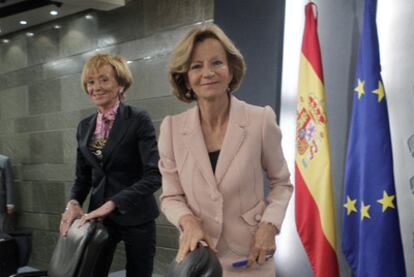 Elena Salgado, en primer plano, junto a la vicepresidenta primera, Teresa Fernández de la Vega, ayer tras el Consejo de Ministros.