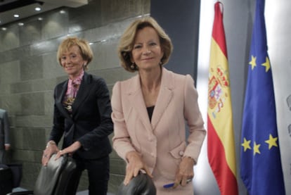 Elena Salgado, en primer plano, junto a la vicepresidenta primera, Teresa Fernández de la Vega, ayer tras el Consejo de Ministros.
