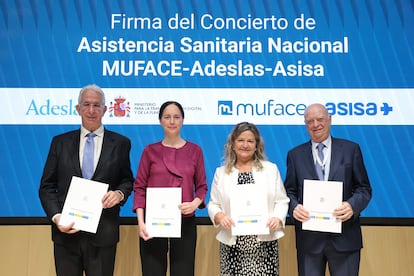 Altos cargos de Adeslas, Asisa, Muface y el ministerio de Función Pública, durante la firma del convenio.