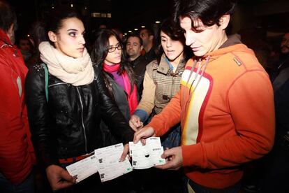 Unos 400 seguidores de Lady Gaga pagaron entradas para su concierto de Madrid sin saber que eran falsas. Pero así era. En la imagen, varias personas las muestran a las puertas del Palacio de los Deportes.