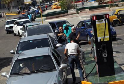 Cola en una gasolinera este viernes en La Habana.