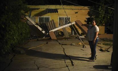 Uma moradora do município de Coatzacoalcos, no estado de Veracruz (México), observa o chão de sua casa destruído após o terremoto.