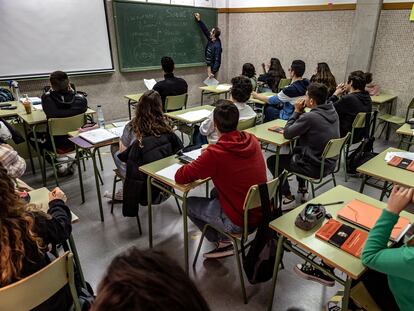 Estudiantes de 2º de Bachillerato siguen una clase de Filosofía en un instituto valenciano.