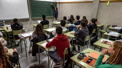 Estudiantes de 2º de Bachillerato siguen una clase de Filosofía en un instituto valenciano.