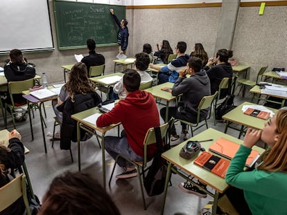 Estudiantes de segundo de bachillerato siguen una clase de Filosofía en un instituto valenciano.