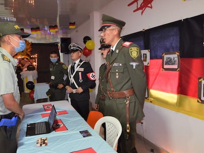 Policiais colombianos durante uma atividade na Escola de Polícia Simón Bolívar, localizada em Tuluá, no departamento do Valle del Cauca, recriaram cenas alusivas ao período da Alemanha nazista.