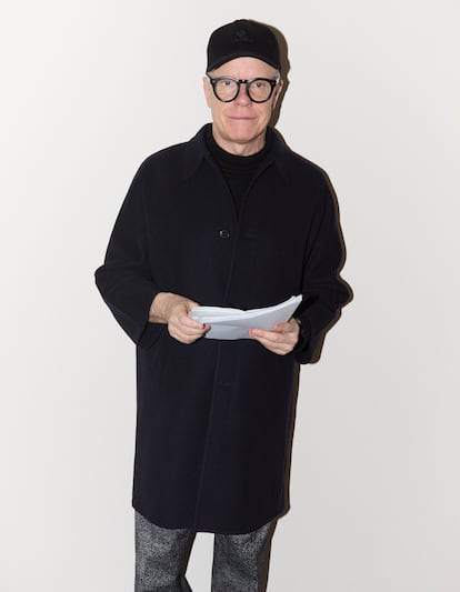 Obrist lleva chaqueta y pantalón Prada con gorra Loro Piana.