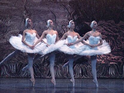 Una escena de <i>El lago de los cisnes,</i> por el Ballet Imperial Ruso.