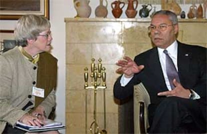 El secretario de Estado norteamericano, Colin Powell, conversa con una representante de la ONU para los refugiados.