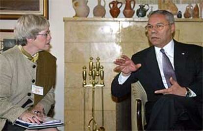 El secretario de Estado norteamericano, Colin Powell, conversa con una representante de la ONU para los refugiados.