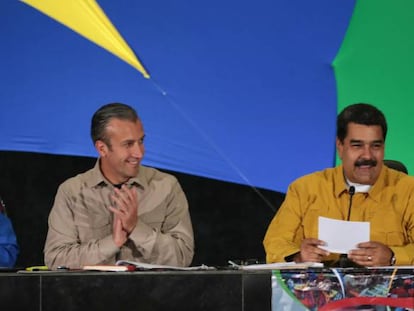 Nicol&aacute;s Maduro (centro) acompa&ntilde;ado por el vicepresidente de Venezuela, Tareck El Aissami (izquierda), este jueves.