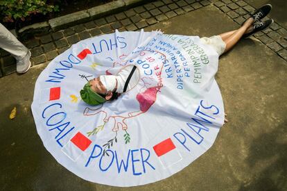Un activista medioambiental participa en una protesta en Yakarta (Indonesia) para pedir a los líderes mundiales que asistan a la conferencia sobre cambio climático COP26 en Escocia y adopten los compromisos que salgan de ella.