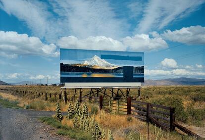 El fotógrafo neoyorkino Stephen Shore recorrió las carreteras de EE UU durante los años 70 y realizó fotografías en las que "de pronto la luz se refleja sobre algo y, durante unos minutos, el lugar se transforma".