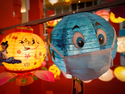 Una lámpara decorada con una mascarilla, durante el Festival del Medio Otoño en Kuala Lumpur.