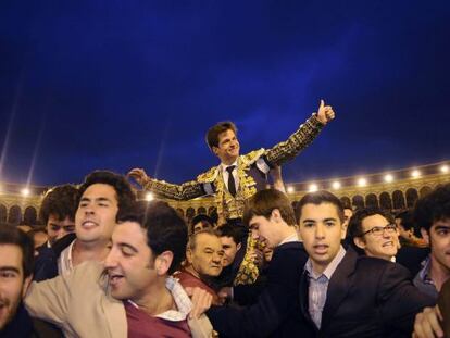 El Juli, a hombros por la Puerta del Príncipe de La Maestranza después de cortar tres orejas.