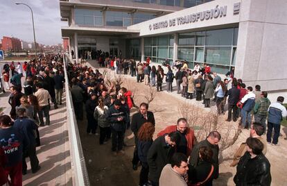 11 de marzo de 2004. Madrid. A las pocas horas de los atentados, cientos de ciudadanos hacían cola para donar sangre en las instalaciones del centro de transfusiones de Madrid.