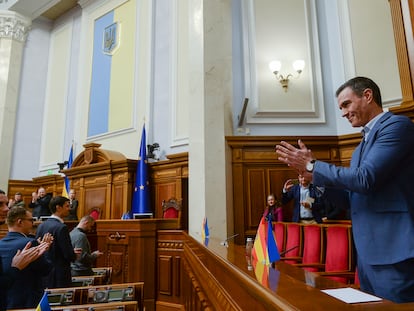Pedro Sánchez y un grupo de diputados ucranios aplauden, este jueves en el Parlamento de Ucrania, en Kiev.