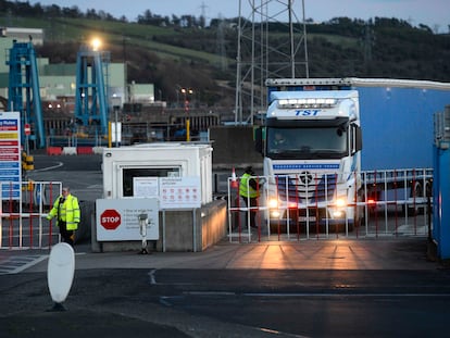 Control de mercancías en Larne Port, Irlanda del Norte, este martes